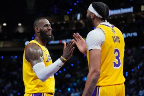 开云-关于浓眉哥回归赛场，战术调整首场状态亮眼，C9观众沸腾！的信息