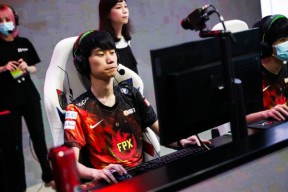 开云-Doinb在澳大利亚队比赛中败北，晋级下一阶段引发热议！上演精彩一战(doinb老婆糖小幽资料)